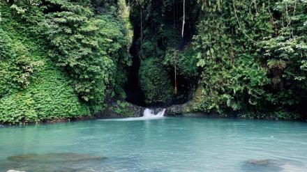 Pesona Tersembunyi Air Terjun Blue Lagoon Ambengan
